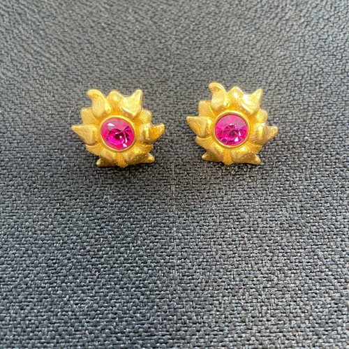 Small flower-shaped earrings with matte gold and pink fuchsia stone like new