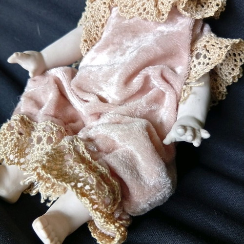 Porcelain doll like new, 21 cm