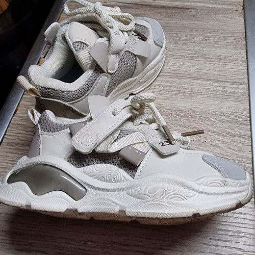 Kids sports shoes size 26 like new, white and beige