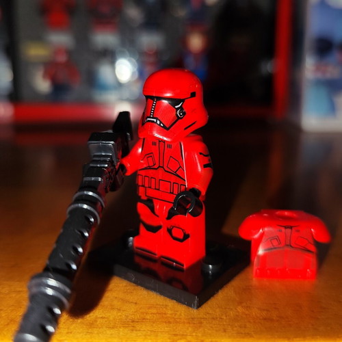 Sith Trooper Star Wars minifigure with base and blaster