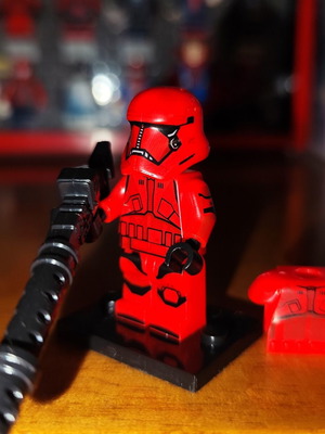 Sith Trooper Star Wars minifigure with base and blaster