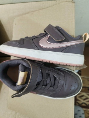 Παιδικά παπούτσια Nike Court Borough Low 2 σαν καινούργια, σκούρο μωβ - καφέ