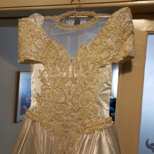 Vintage wedding dress in silk satin and hand-embroidered lace, size M