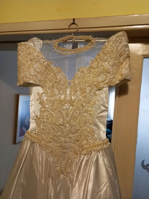 Vintage wedding dress in silk satin and hand-embroidered lace, size M