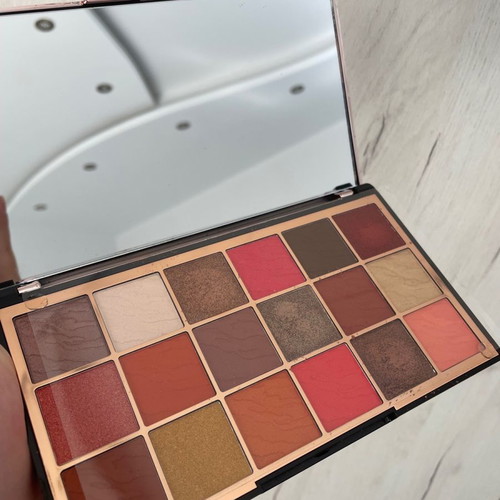 Revolution eyeshadow palette like new