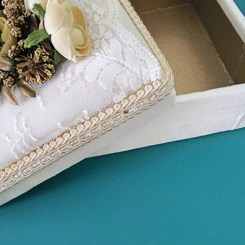 Vintage velvet box with flowers like new