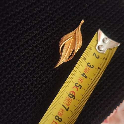 Vintage leaf-shaped brooch like new, gold tone