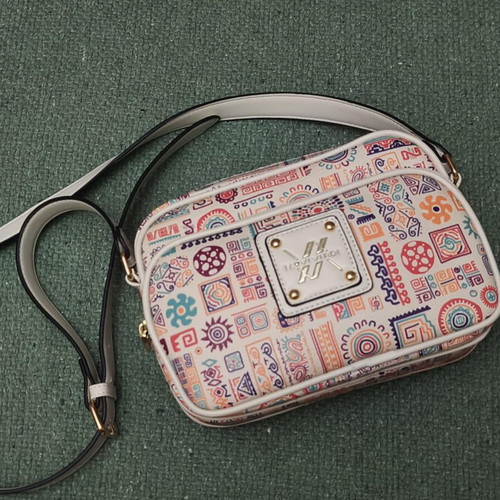 Verde shoulder bag like new, cream multicolor geometric design