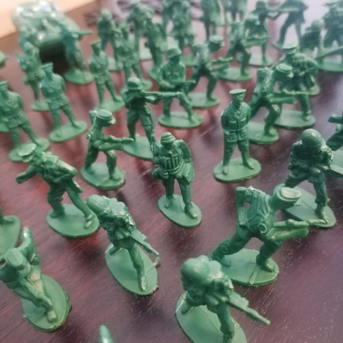 Plastic toy soldiers used, pack of 75+ pieces