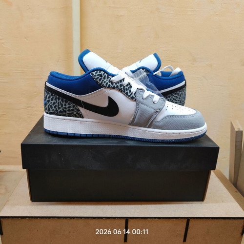 Air Jordan 1 Low SE GS size 40 new white and blue sneakers
