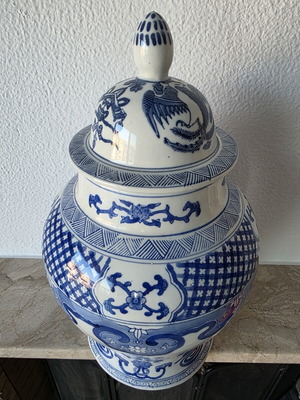 Glass decorative vase with lid and Chinese dragon design, like new