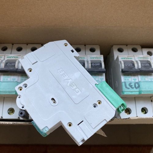 Geyer & Legrand automatic rail circuit breakers, pack of 12