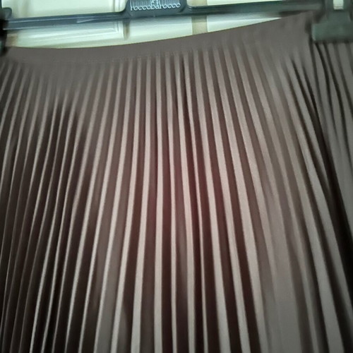 BENETTON pleated thin skirt, with lining, brown color, size 42 (M), thin and lightweight.