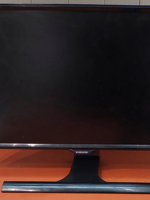 Samsung T24e390EW TV-Monitor used with remote and power supply, cracked screen