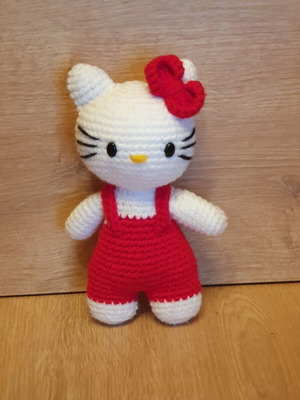 Hello Kitty doll with red knitted overalls, new, 15cm×9cm
