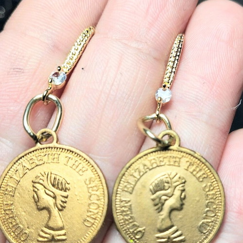 Queen Elizabeth jewelry set gold color new