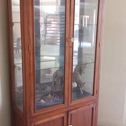 Display cabinet of English origin made of solid wood in excellent condition