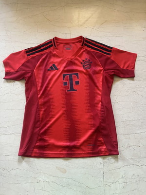 FC Bayern Munich 24/25 φανέλα εκτός έδρας με σορτσάκι, σαν καινούργιο, μέγεθος 26 παιδικό