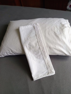 Set of 2 vintage white pillowcases with embroidery and lace like new