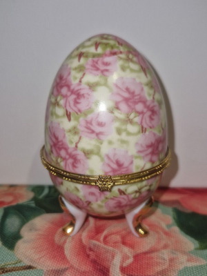 Limoge porcelain decorative egg like new