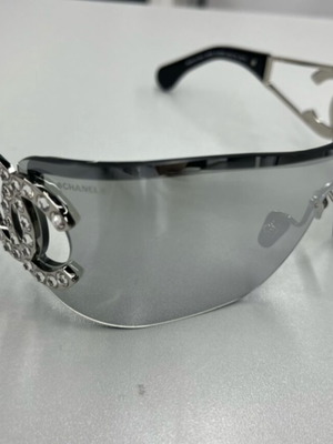 Chanel sunglasses like new, silver mirror lenses