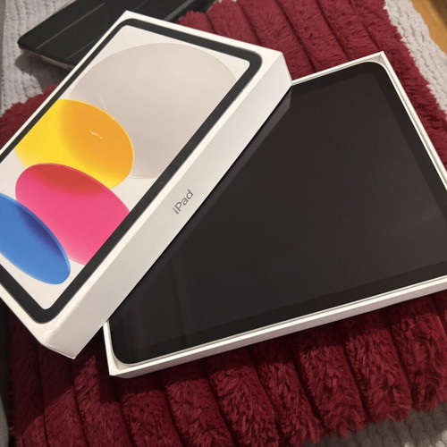 Apple iPad 11th Gen 11'' Wi-Fi 128GB Silver with case and keyboard