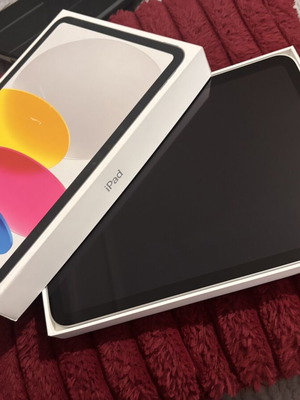 Apple iPad 11th Gen 11'' Wi-Fi 128GB Silver with case and keyboard