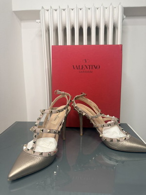 Valentino Garavani Rockstud ankle strap pumps, gold metallic, size 38