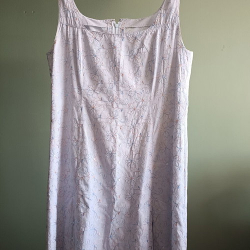Maxi sleeveless dress like new, lilac with embroidery
