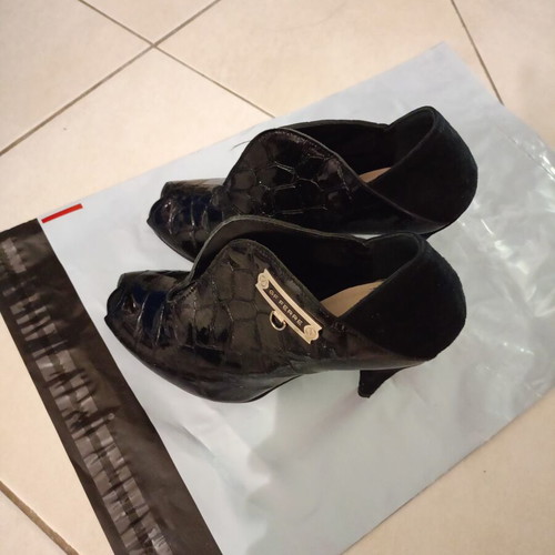 Gianfranco Ferré women's boots like new, black croco design with metal detail