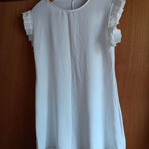 White summer mini dress with ruffles on sleeves size M like new
