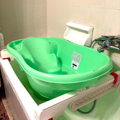 Ok Baby Baby Bath Tub like new with pink baby towel gift