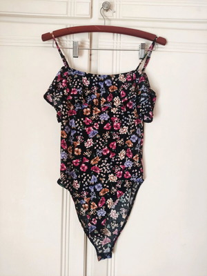 Floral bodysuit with ruffles used Stradivarius, size S