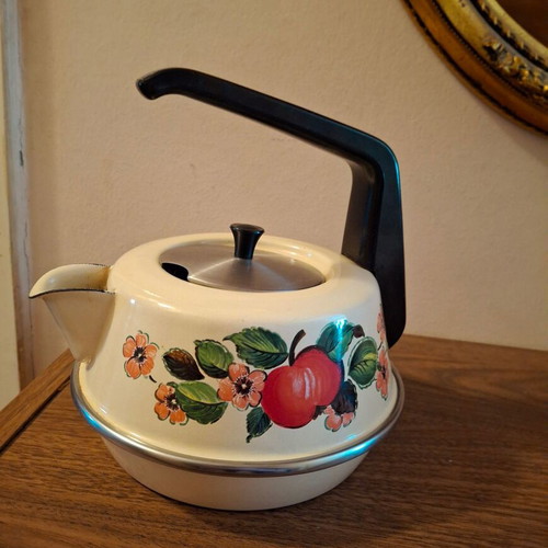 ENAMEL TEAPOT IN IVORY WITH FLOWER DESIGN