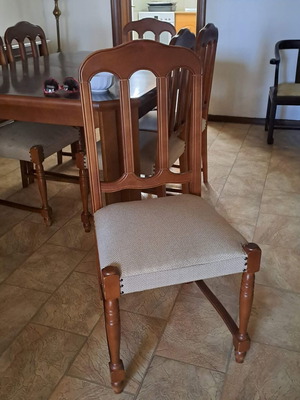 Dining set like new with extendable table and 6 chairs
