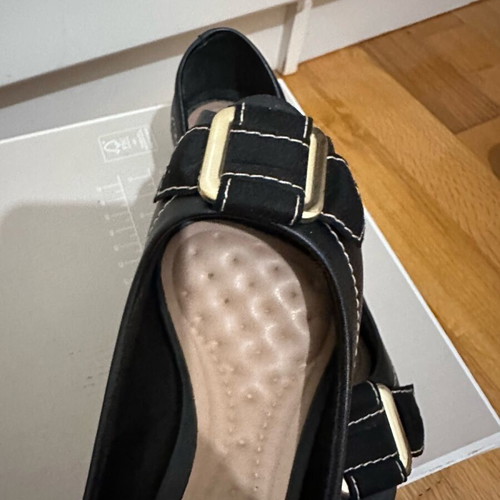 Beira Rio black sandals with gold buckle like new, size 35