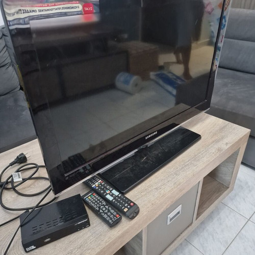 Samsung 50-inch TV with decoder