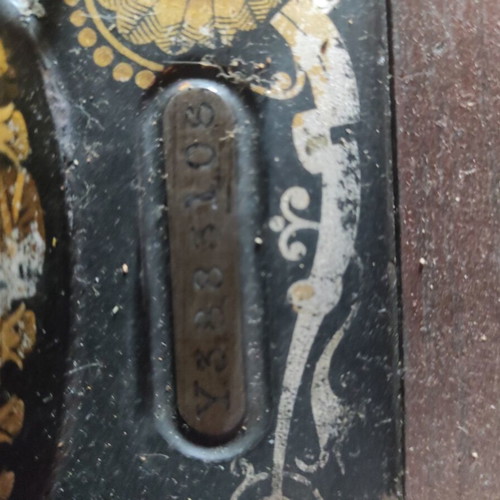 Singer 1922 sewing machine used, functional with papers