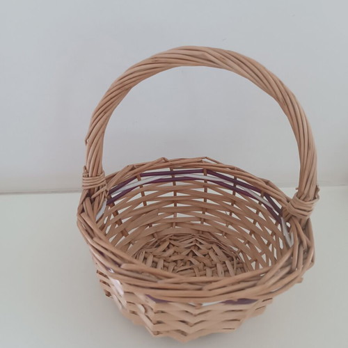 Small wicker basket with handle, like new