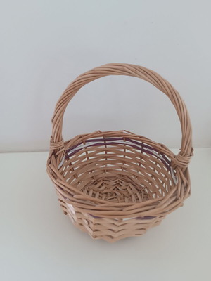Small wicker basket with handle, like new