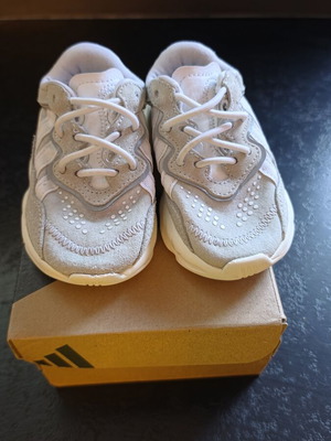 Adidas kids shoes size 21 like new