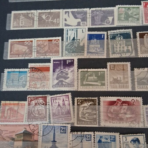 Stamp album like new with over 550 stamps from various countries