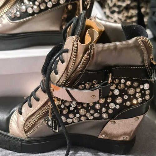 Sneakers with studs and gold details like new