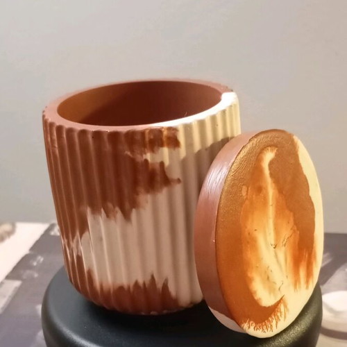 Decorative vase made of white porcelain powder and terracotta