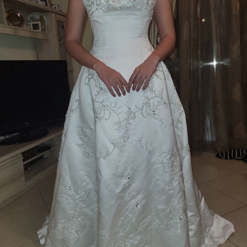 Wedding dress A-line with train used, satin texture by Benjamin Roberts