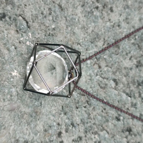 Necklace with thin chain and geometric crystal motif new