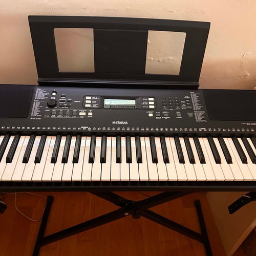 Yamaha PSR-E363 keyboard like new with stand and music rest