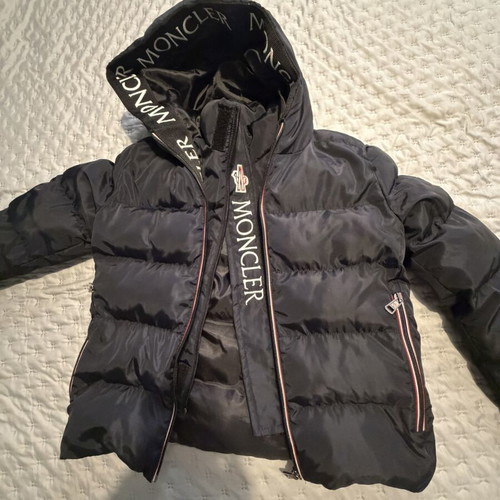Moncler puffer jacket like new, boys size 6-7, black