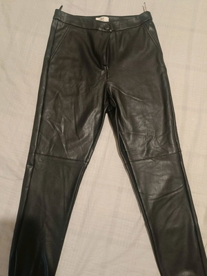 Leather-look black leggings pants like new, size M