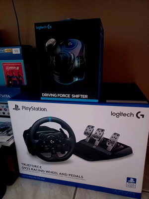 Logitech G923 PS5/PS4/PC състезателен волан с лост нов, запечатан с подарък стойка